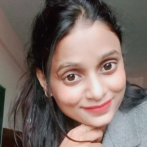 Reshu Commerce female teacher Bareilly